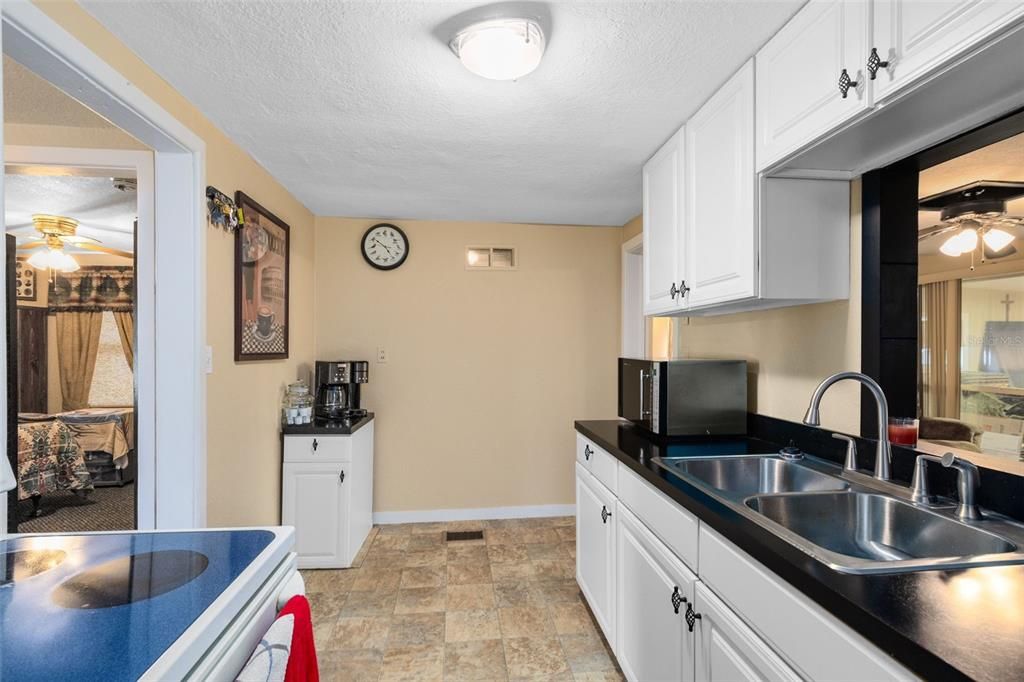 For Sale: $250,000 (1 beds, 1 baths, 700 Square Feet)