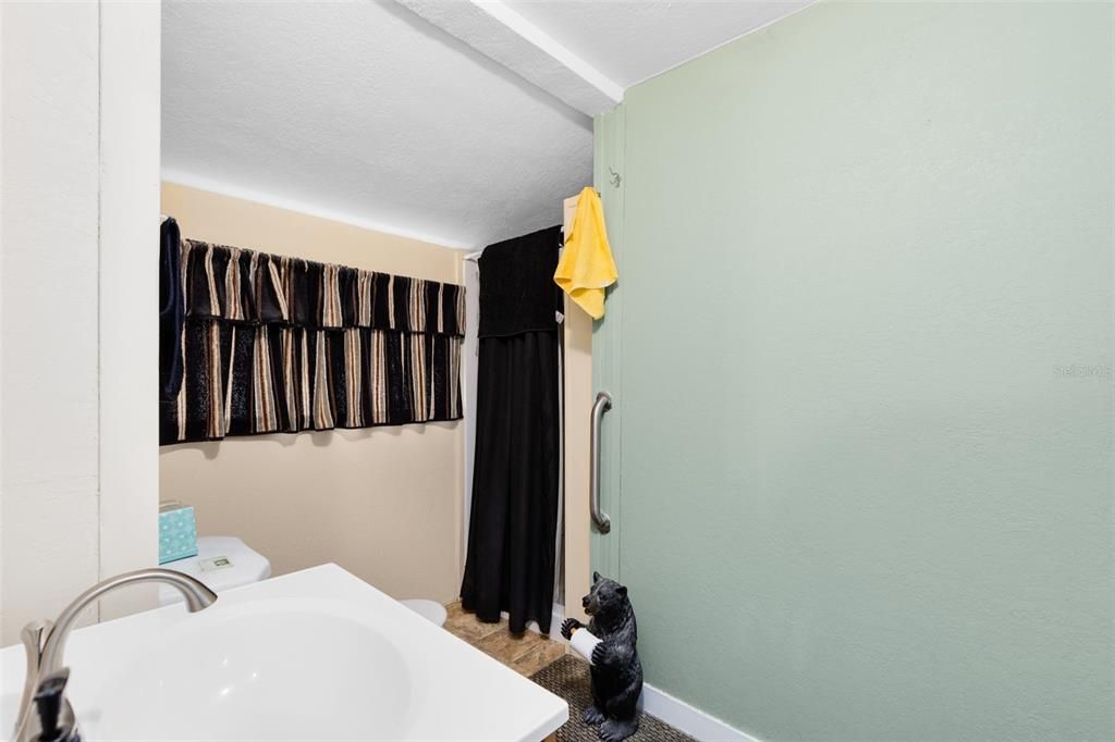 For Sale: $250,000 (1 beds, 1 baths, 700 Square Feet)