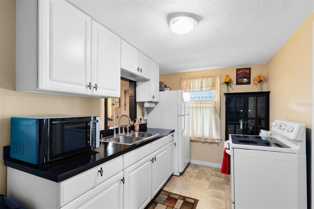 For Sale: $250,000 (1 beds, 1 baths, 700 Square Feet)