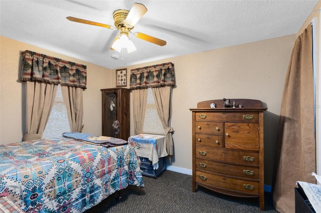 For Sale: $250,000 (1 beds, 1 baths, 700 Square Feet)