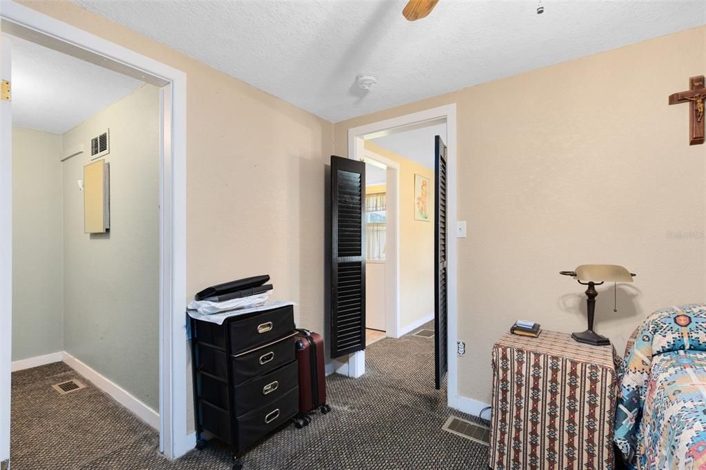 For Sale: $250,000 (1 beds, 1 baths, 700 Square Feet)