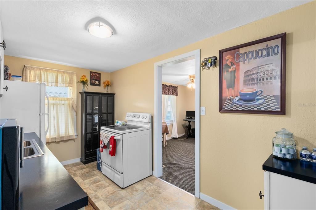 For Sale: $250,000 (1 beds, 1 baths, 700 Square Feet)