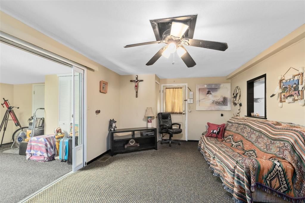 For Sale: $250,000 (1 beds, 1 baths, 700 Square Feet)