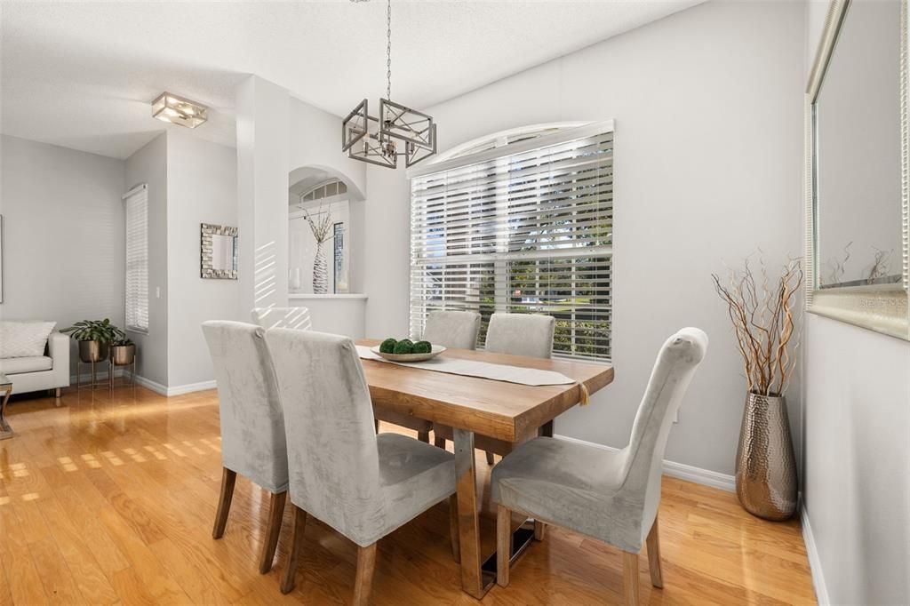 Под контрактом: $515,000 (3 спален, 2 ванн, 1673 Квадратных фут)