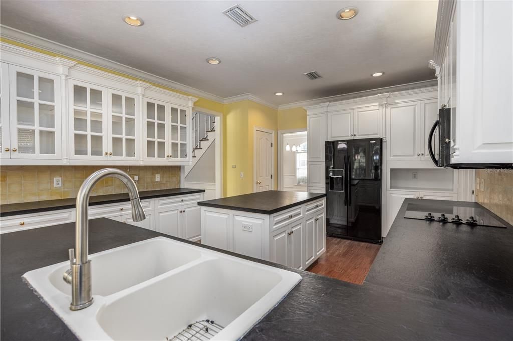 En Venta: $600,000 (4 camas, 2 baños, 2850 Pies cuadrados)