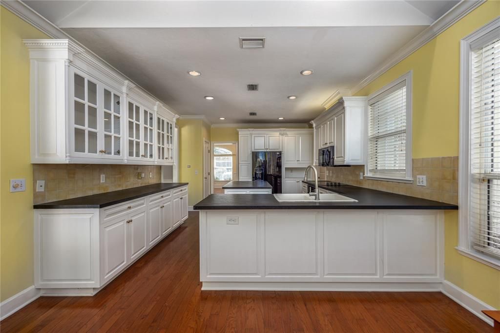 En Venta: $600,000 (4 camas, 2 baños, 2850 Pies cuadrados)