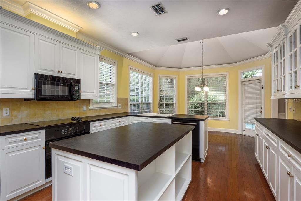 En Venta: $600,000 (4 camas, 2 baños, 2850 Pies cuadrados)