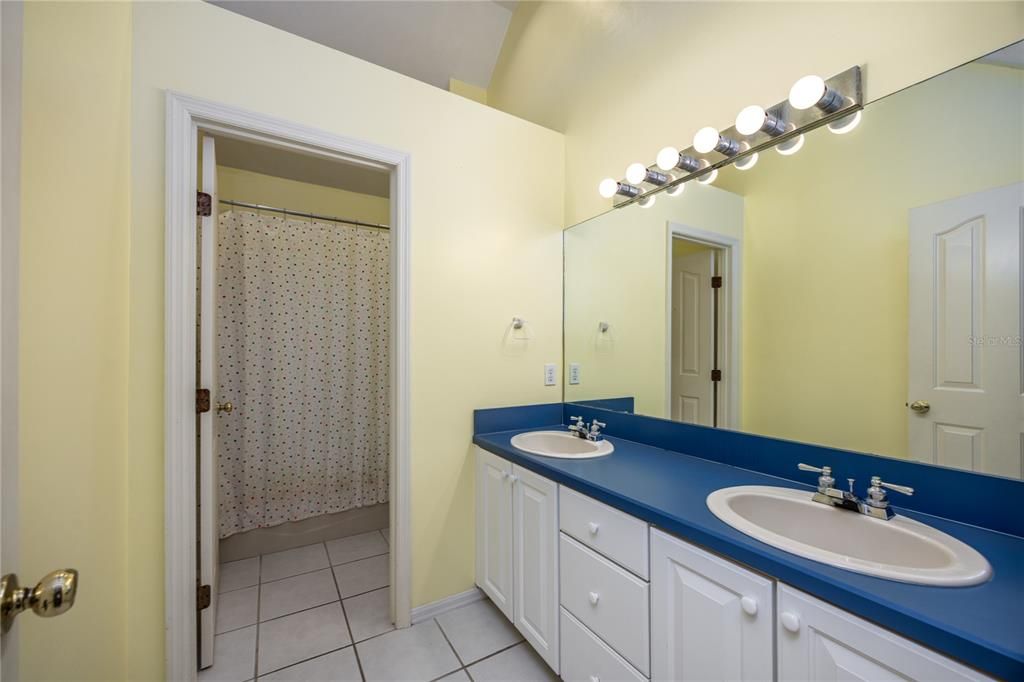 En Venta: $600,000 (4 camas, 2 baños, 2850 Pies cuadrados)