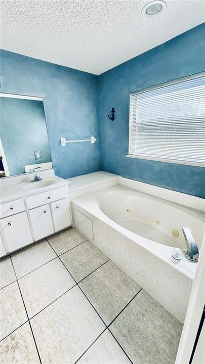 Под контрактом: $235,000 (3 спален, 2 ванн, 1642 Квадратных фут)