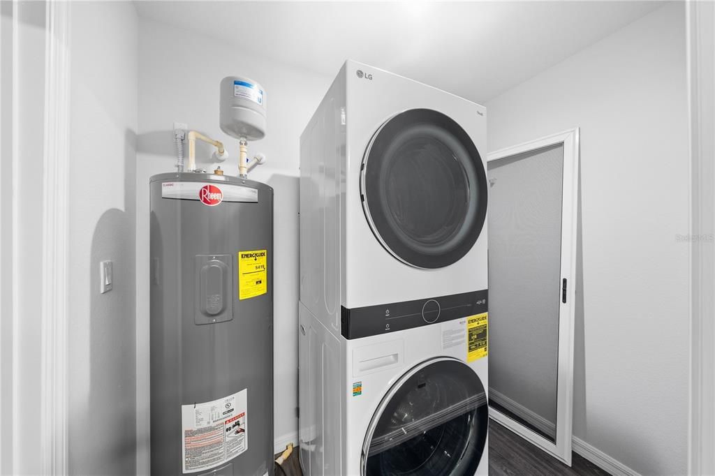 合同活跃: $209,900 (2 贝兹, 2 浴室, 1055 平方英尺)