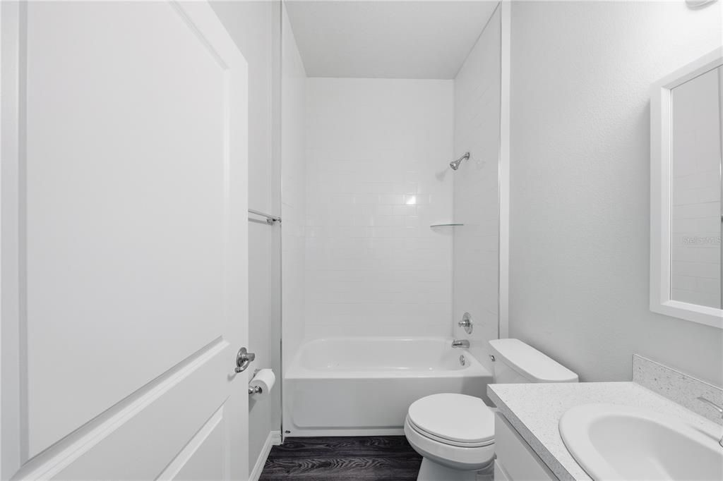 合同活跃: $209,900 (2 贝兹, 2 浴室, 1055 平方英尺)