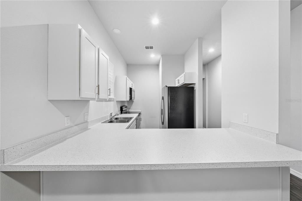 合同活跃: $209,900 (2 贝兹, 2 浴室, 1055 平方英尺)