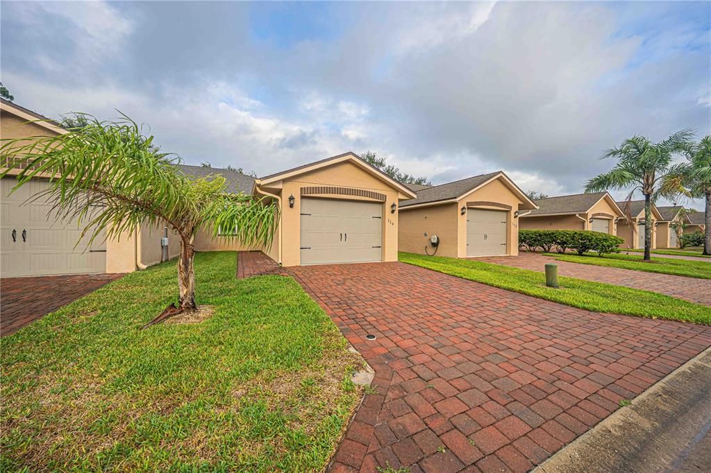 合同活跃: $209,900 (2 贝兹, 2 浴室, 1055 平方英尺)