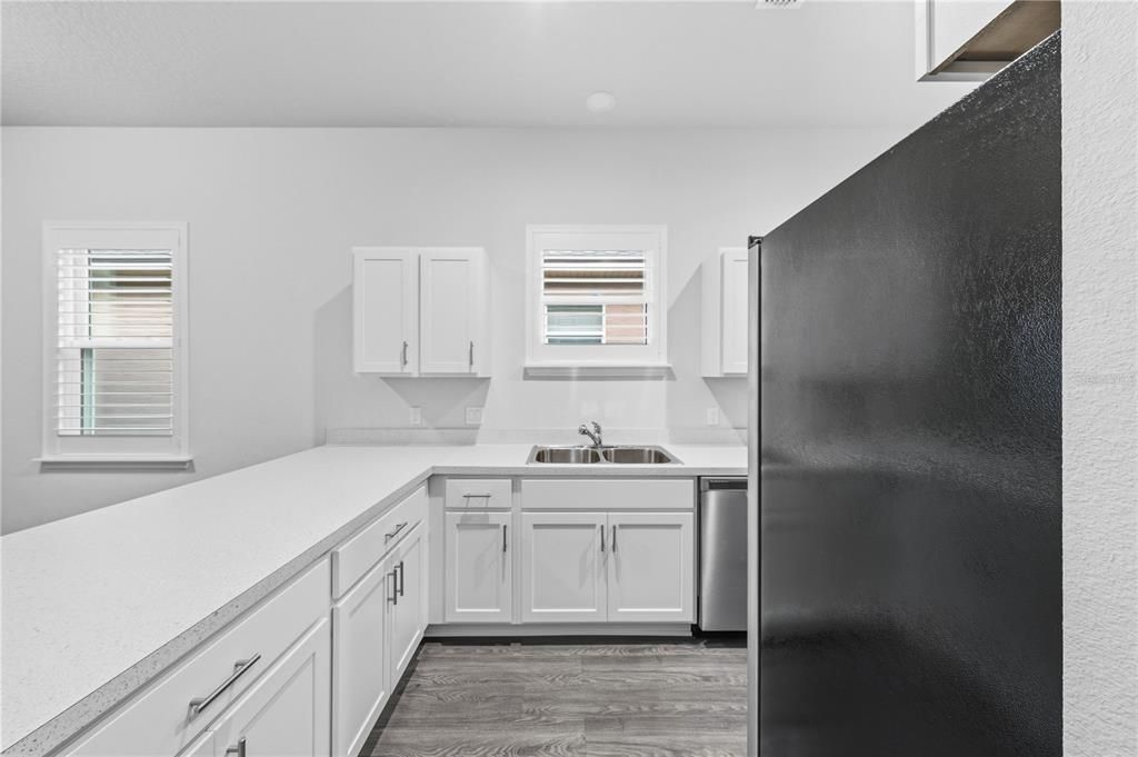 合同活跃: $209,900 (2 贝兹, 2 浴室, 1055 平方英尺)