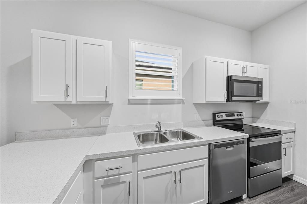 合同活跃: $209,900 (2 贝兹, 2 浴室, 1055 平方英尺)