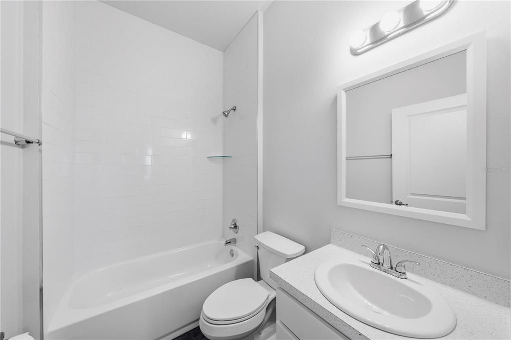 合同活跃: $209,900 (2 贝兹, 2 浴室, 1055 平方英尺)