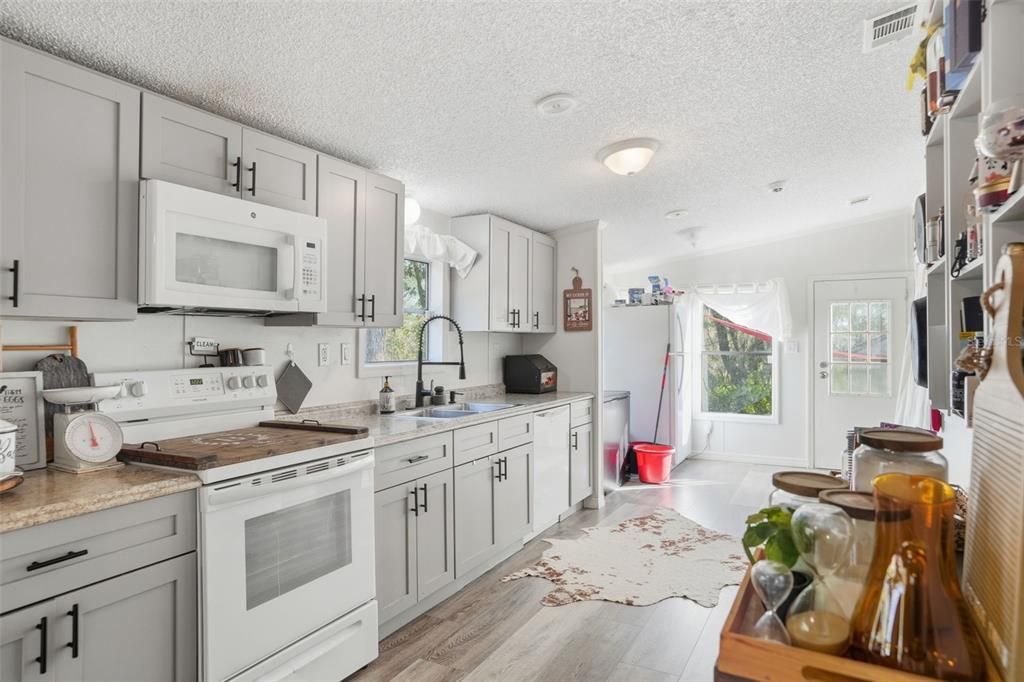 For Sale: $376,000 (3 beds, 2 baths, 1458 Square Feet)