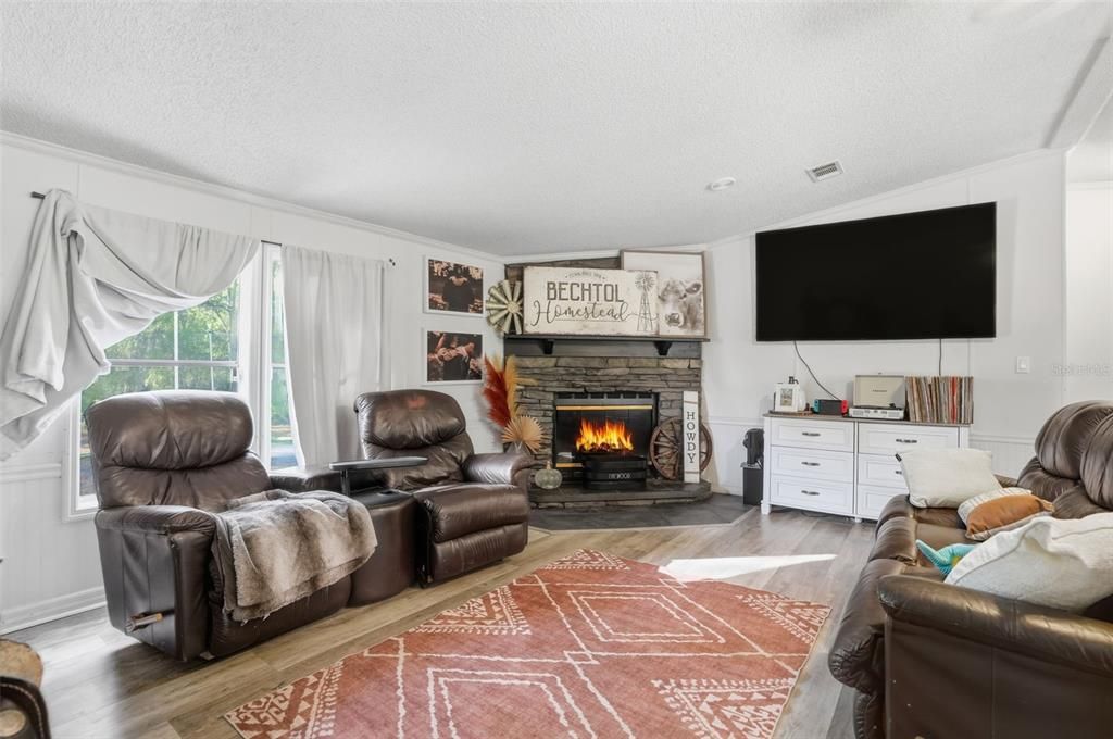 For Sale: $376,000 (3 beds, 2 baths, 1458 Square Feet)