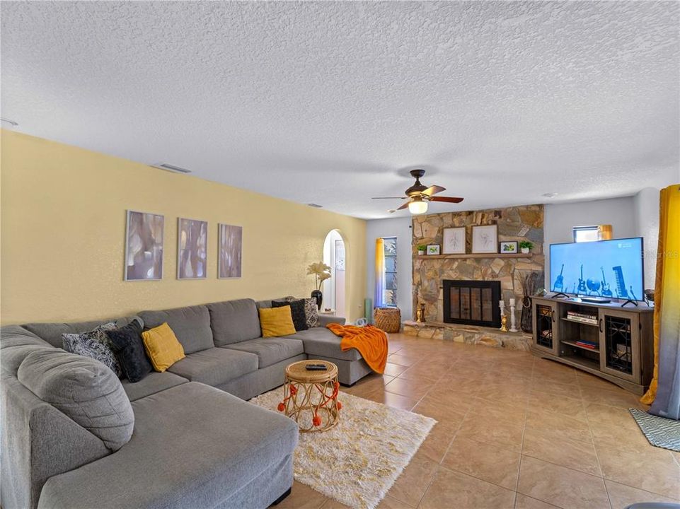 For Sale: $374,900 (3 beds, 2 baths, 2000 Square Feet)