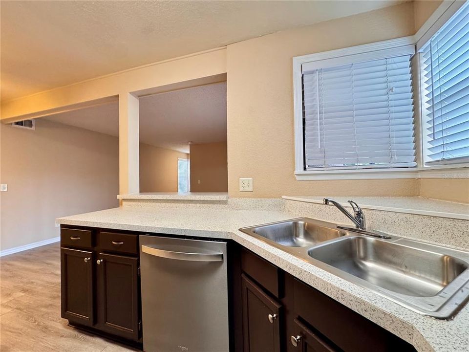 For Rent: $1,450 (1 beds, 1 baths, 749 Square Feet)