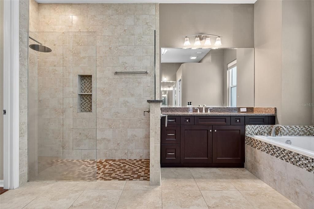 En Venta: $1,150,000 (4 camas, 3 baños, 3583 Pies cuadrados)