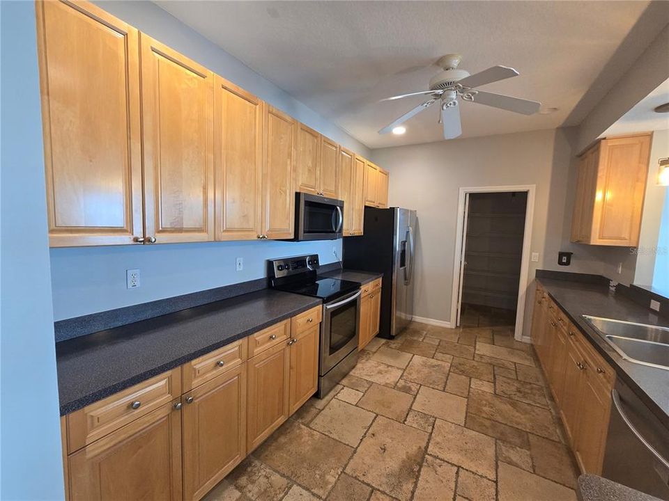 В аренду: $3,300 (4 спален, 2 ванн, 2042 Квадратных фут)