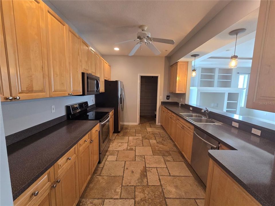 В аренду: $3,300 (4 спален, 2 ванн, 2042 Квадратных фут)