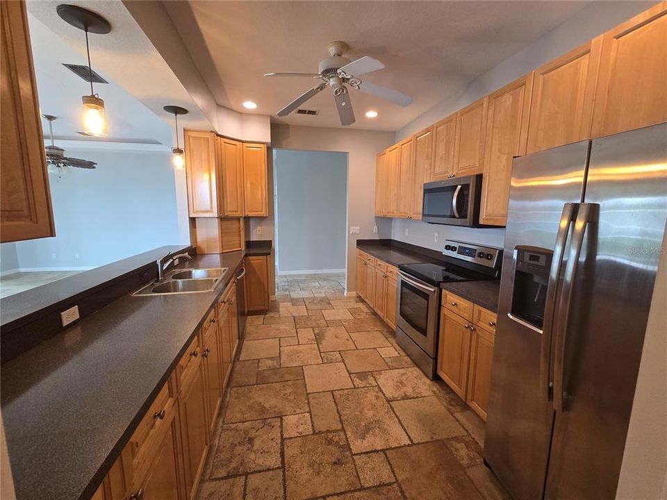 В аренду: $3,300 (4 спален, 2 ванн, 2042 Квадратных фут)