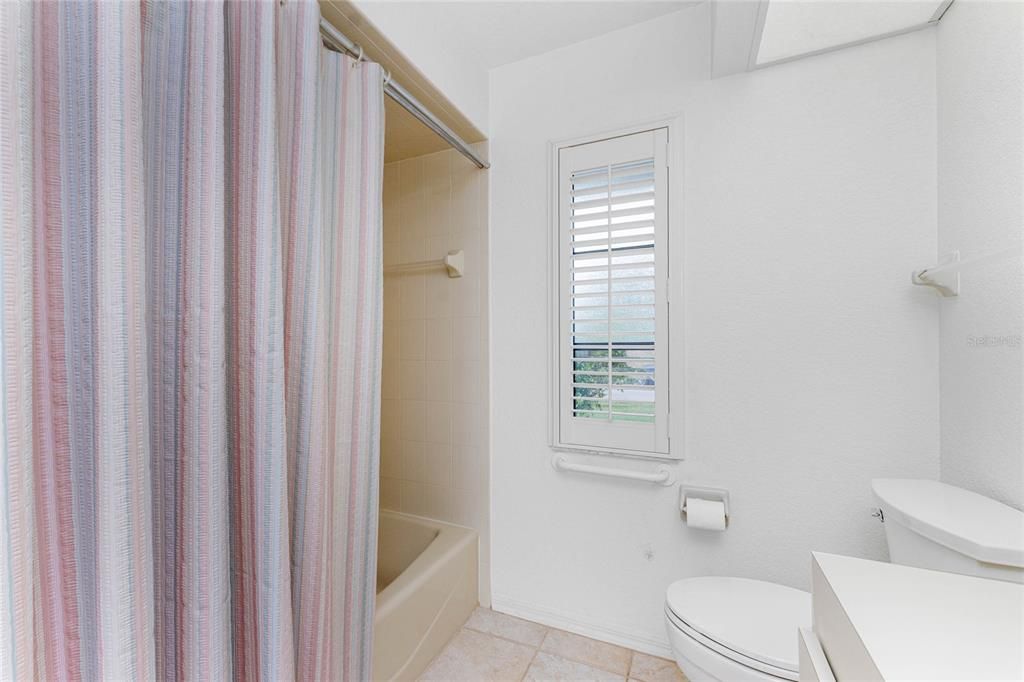 合同活跃: $389,999 (3 贝兹, 2 浴室, 2267 平方英尺)