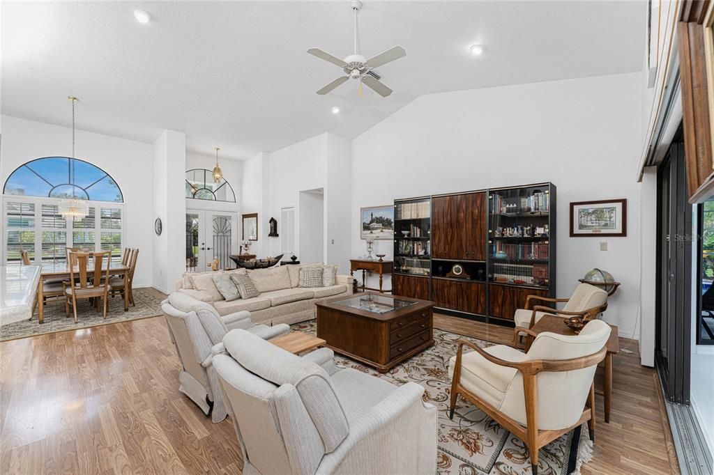 合同活跃: $389,999 (3 贝兹, 2 浴室, 2267 平方英尺)