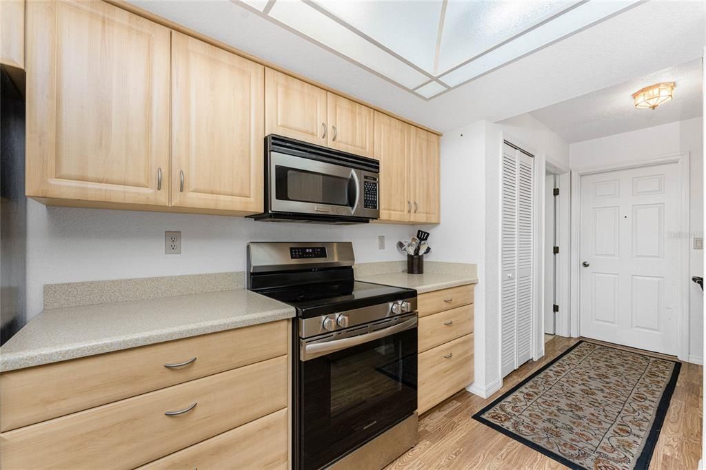 合同活跃: $389,999 (3 贝兹, 2 浴室, 2267 平方英尺)