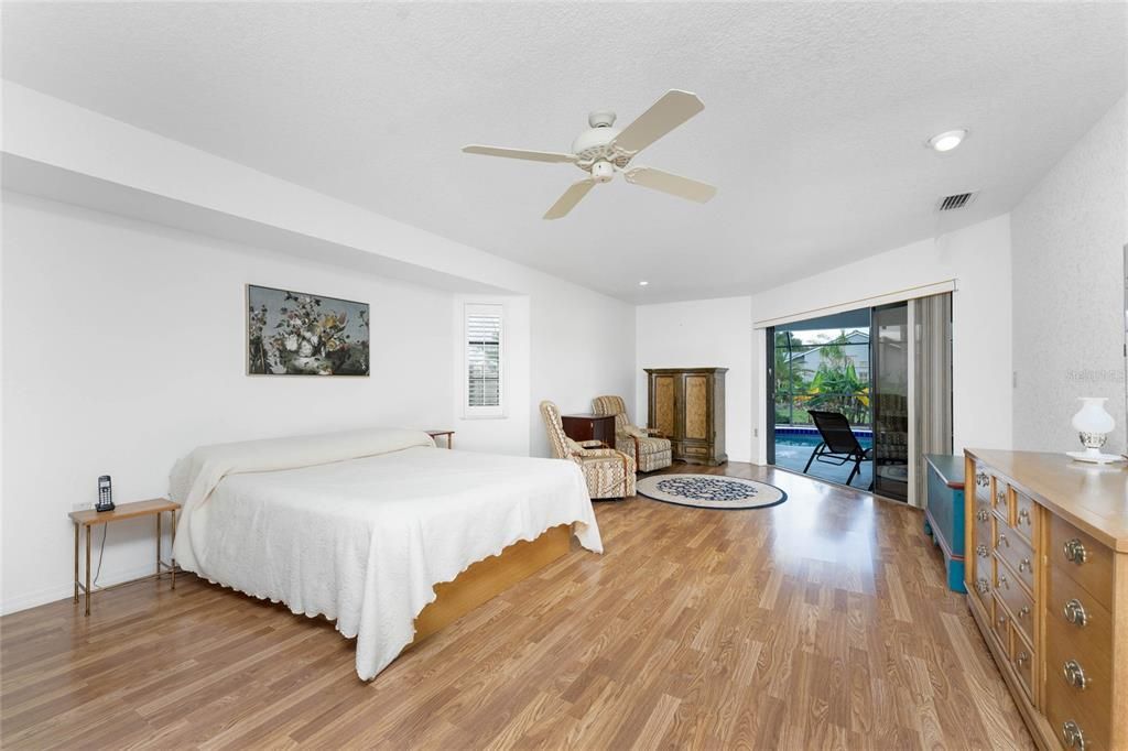 合同活跃: $389,999 (3 贝兹, 2 浴室, 2267 平方英尺)