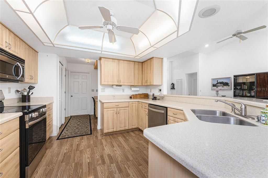 合同活跃: $389,999 (3 贝兹, 2 浴室, 2267 平方英尺)