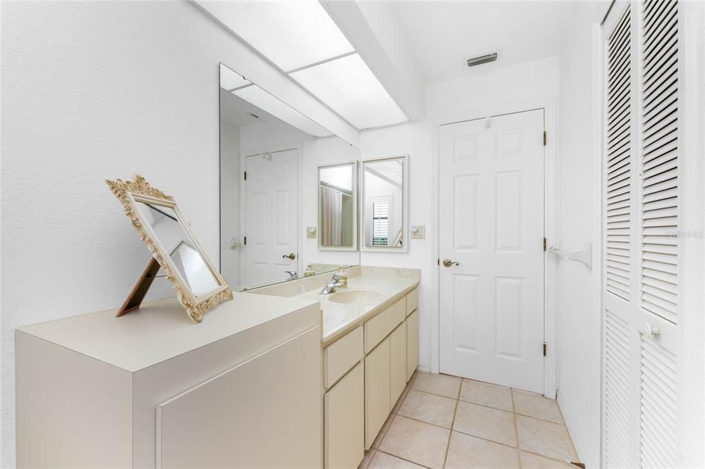 合同活跃: $389,999 (3 贝兹, 2 浴室, 2267 平方英尺)