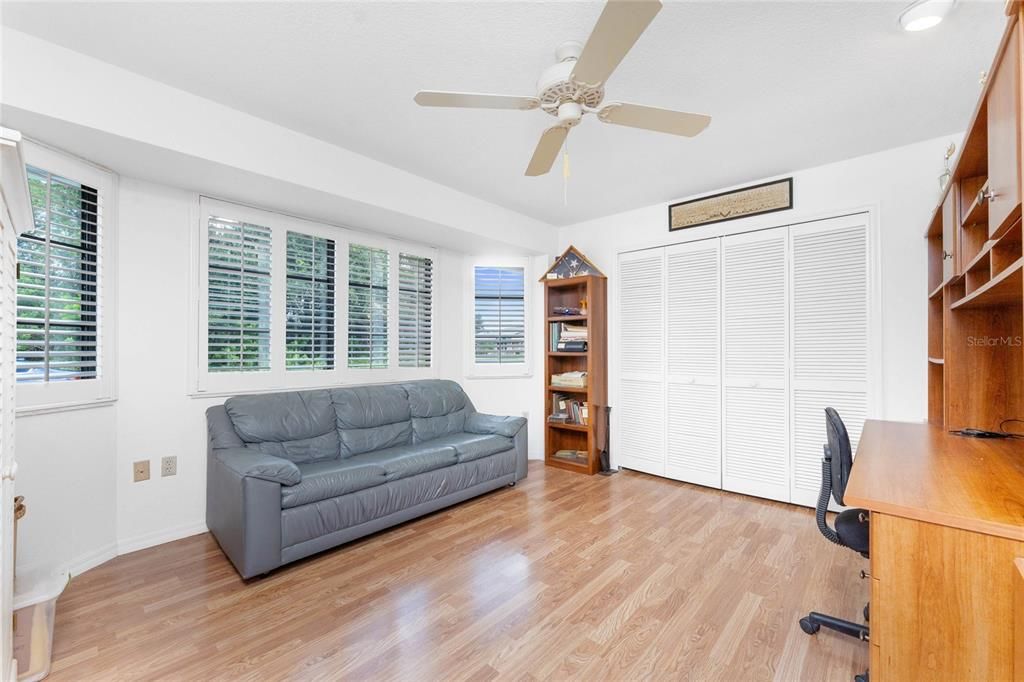 合同活跃: $389,999 (3 贝兹, 2 浴室, 2267 平方英尺)