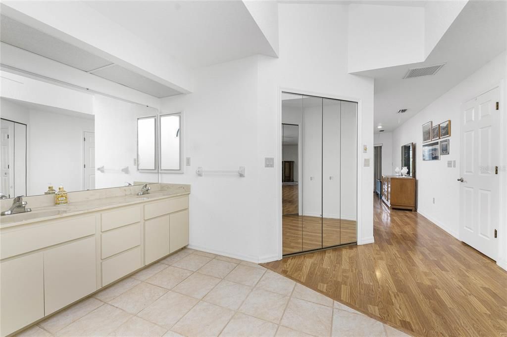 合同活跃: $389,999 (3 贝兹, 2 浴室, 2267 平方英尺)