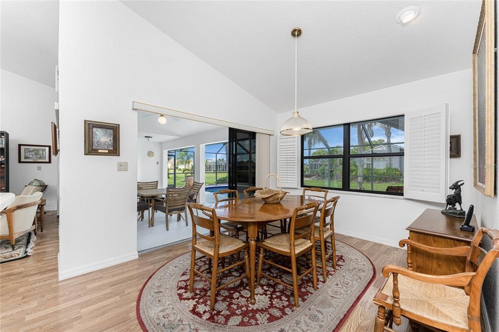 合同活跃: $389,999 (3 贝兹, 2 浴室, 2267 平方英尺)