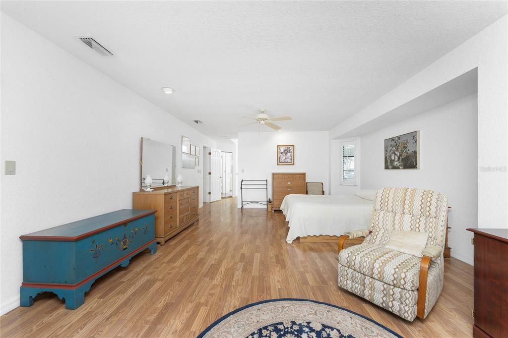 合同活跃: $389,999 (3 贝兹, 2 浴室, 2267 平方英尺)