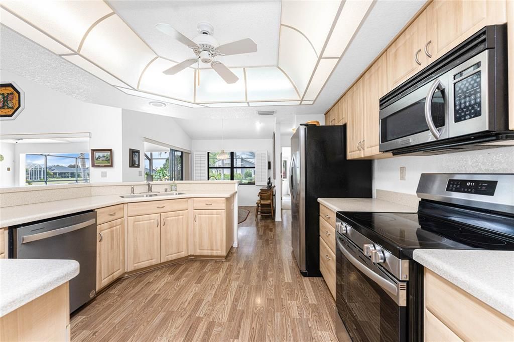 合同活跃: $389,999 (3 贝兹, 2 浴室, 2267 平方英尺)