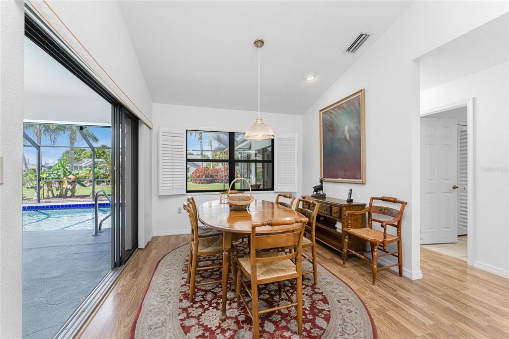 合同活跃: $389,999 (3 贝兹, 2 浴室, 2267 平方英尺)