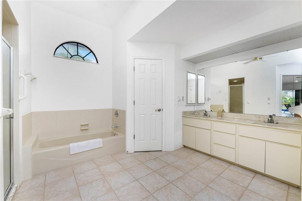 合同活跃: $389,999 (3 贝兹, 2 浴室, 2267 平方英尺)