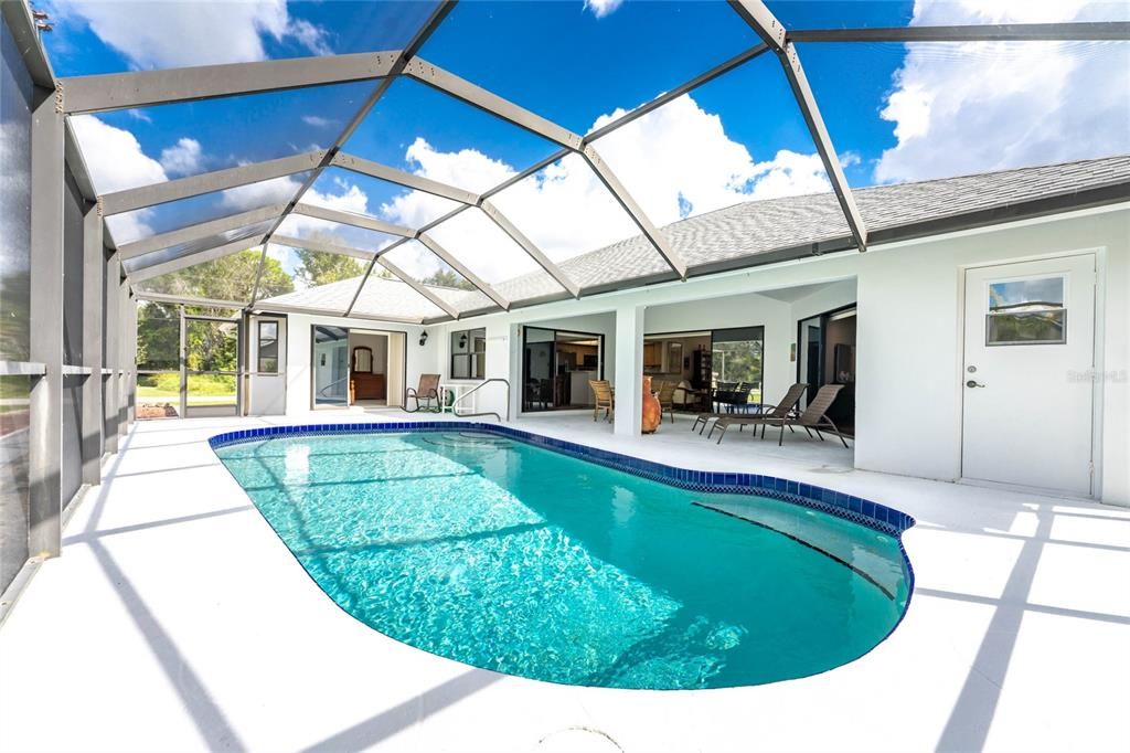 合同活跃: $389,999 (3 贝兹, 2 浴室, 2267 平方英尺)