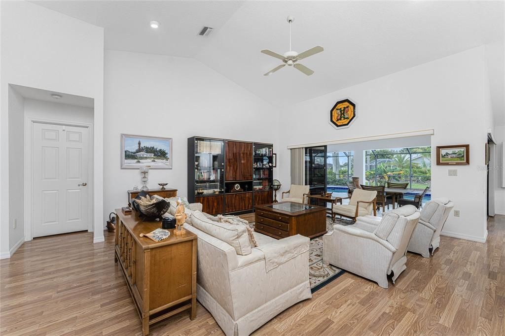 合同活跃: $389,999 (3 贝兹, 2 浴室, 2267 平方英尺)