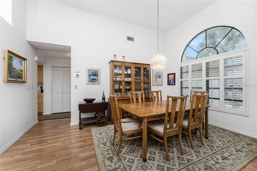 合同活跃: $389,999 (3 贝兹, 2 浴室, 2267 平方英尺)