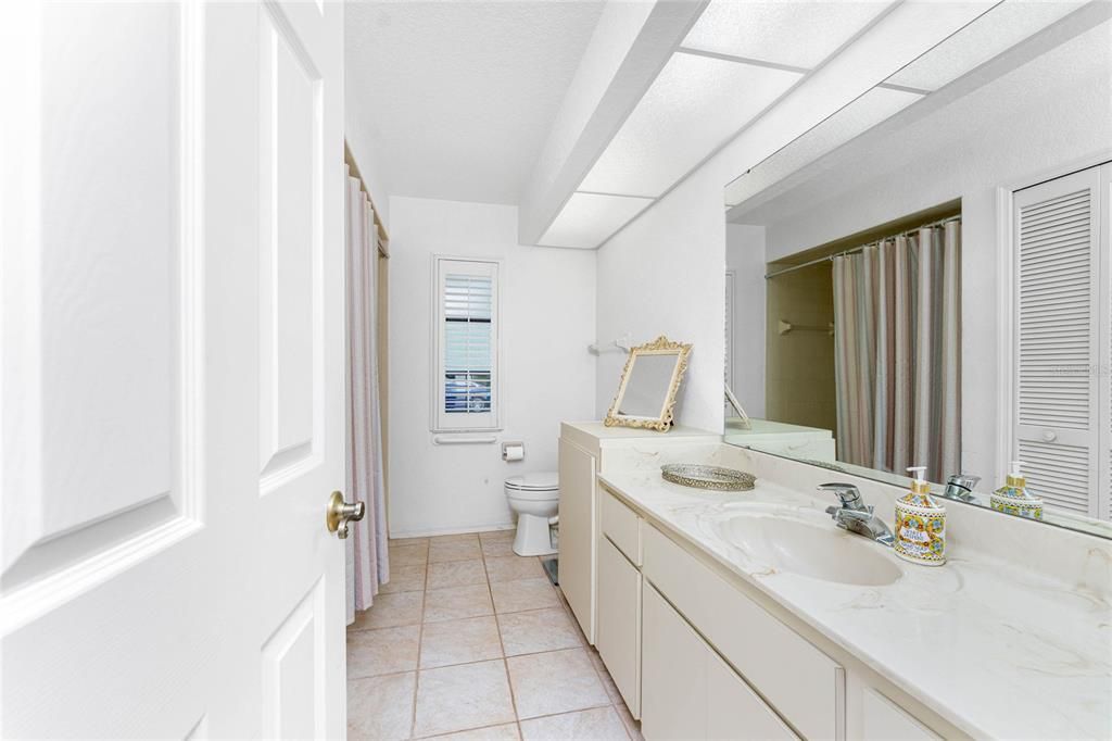 合同活跃: $389,999 (3 贝兹, 2 浴室, 2267 平方英尺)