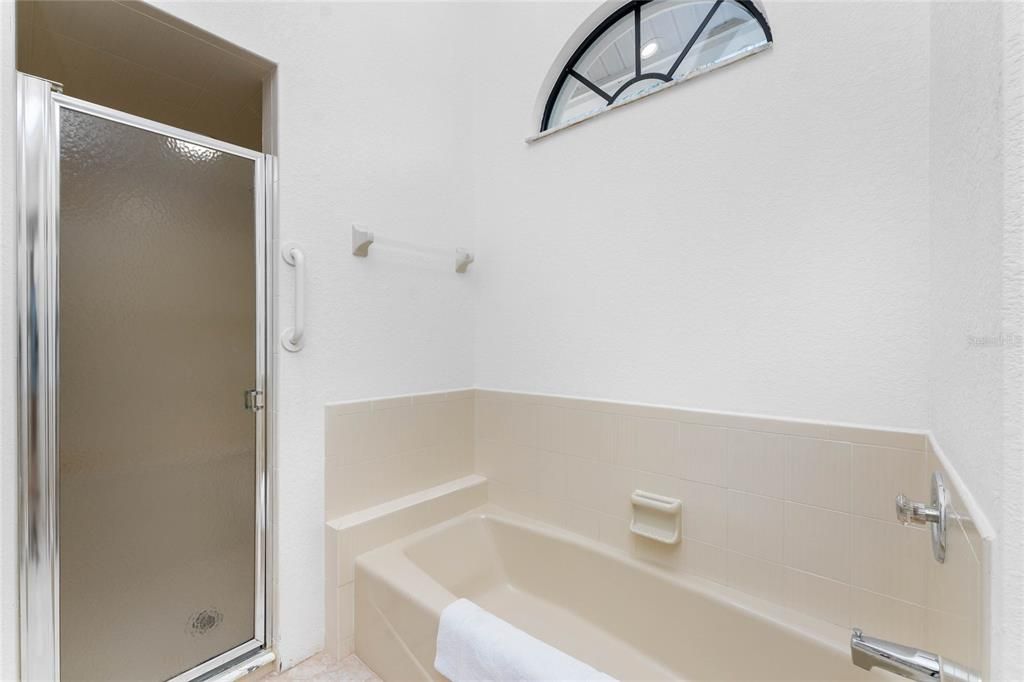 合同活跃: $389,999 (3 贝兹, 2 浴室, 2267 平方英尺)