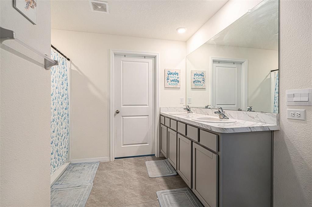 En Venta: $393,990 (5 camas, 3 baños, 2605 Pies cuadrados)