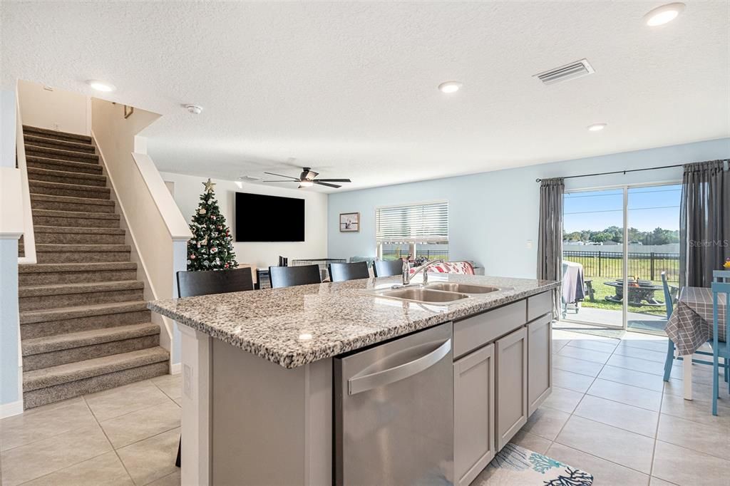 En Venta: $393,990 (5 camas, 3 baños, 2605 Pies cuadrados)