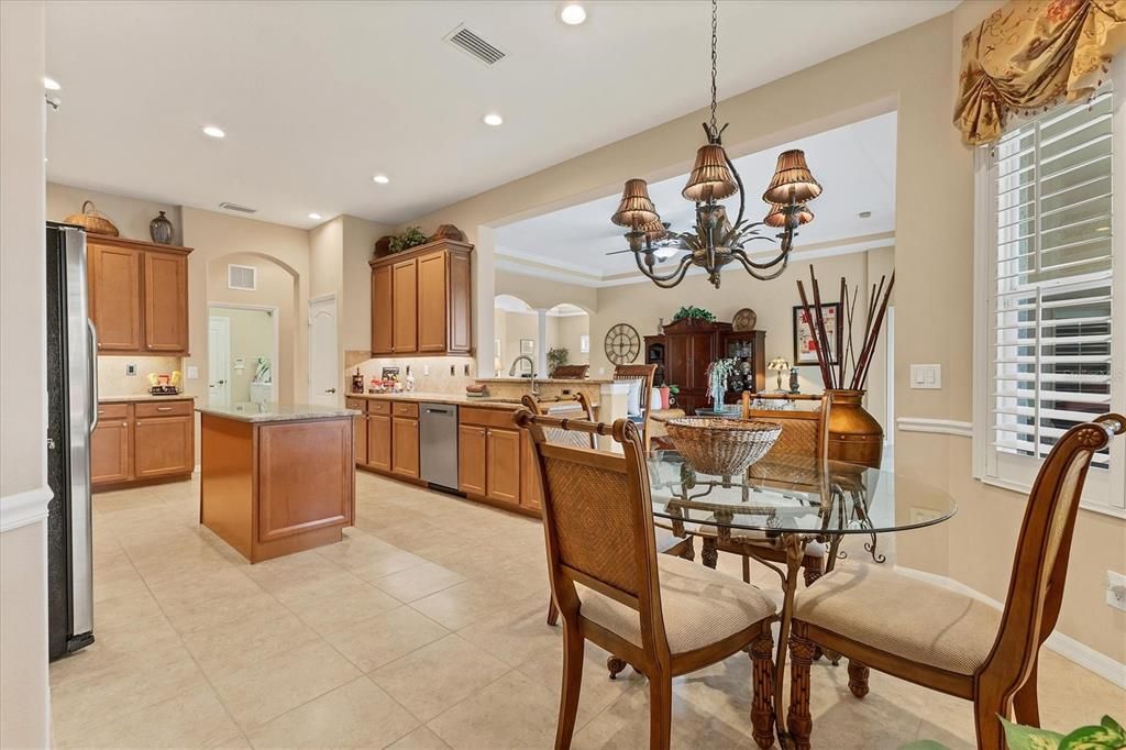 合同活跃: $670,000 (4 贝兹, 3 浴室, 2897 平方英尺)