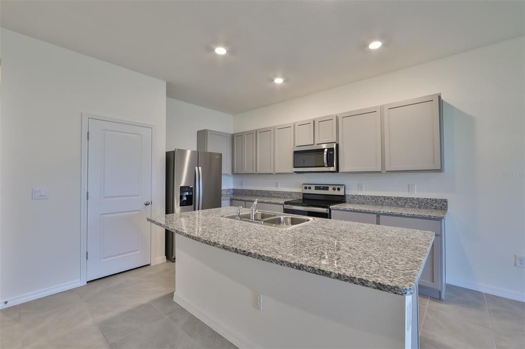 Active With Contract: $2,250 (3 beds, 2 baths, 1707 Square Feet)